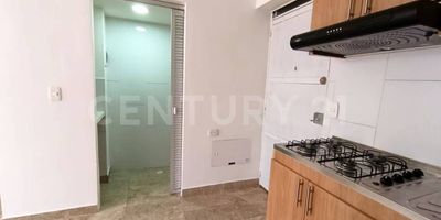 Descubre este acogedor espacio de 37 m2, lleno de luz y con una distribución ideal para tu comodidad, características:  dos habitaciones funcionales, sala comedor con excelente ubicación, cocina integral abierta, zona de lavado independiente, un baño completo, no cuenta con parqueadero. Ubicación estratégica, cercano a transporte, comercio, parques y servicios esenciales.