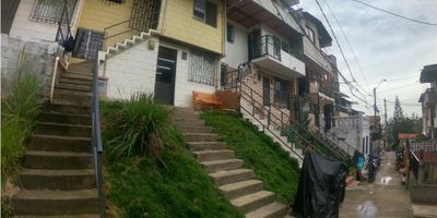 Alquilo casa barrio el Mirador, etapa 5, Bello, 2do piso, sala comedor, 3 habitaciones, 2 baños cabinados, zona de ropas, cocina integral con red de gas, barra, 2 clóset, 1 cuarto útil, calentador a gas
