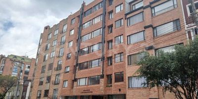 Descubre tu nuevo hogar en uno de los sectores más exclusivos de Bogotá. Este acogedor apartamento combina comodidad, seguridad y ubicación privilegiada: Espacios interiores: sala-comedor amplia y luminosa, cocina integral moderna, baño social.                                                                                                     Habitaciones: principal con baño privado y una habitación adicional ideal para estudio o home office                                                                                        Parqueadero: garaje cubierto para tu tranquilidad.                                        Seguridad: vigilancia 24/7 que garantiza tu bienestar.
Ubicado en Chapinero Alto, cerca de universidades, comercio, restaurantes y cafés, este apartamento te permite disfrutar de un estilo de vida vibrante en un entorno residencial exclusivo.
Vive la experiencia de Bosque Calderón: comodidad, seguridad y una ubicación estratégica en el corazón de la ciudad.