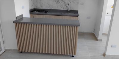 Apartamento en Arriendo en Condina en unidad cerrada, cerca a supermercados de cadena, rutas de transporte público y servicios complementarios de la zona. Cuenta con salacomedor, pisos en cerámica, hall de alcobas, tres habitaciones con closet, dos baños, cocina integral tipo americano en mesón de granito, estufa, calentador a gas y zona de ropas. La unidad posee de un parqueadero descubierto, piscina, parques infantiles, placa polideportiva y zonas verdes. Además con circuito cerrado de tv, vigilancia y portería las 24 horas. Inmueble sujeto a verificación de disponibilidad