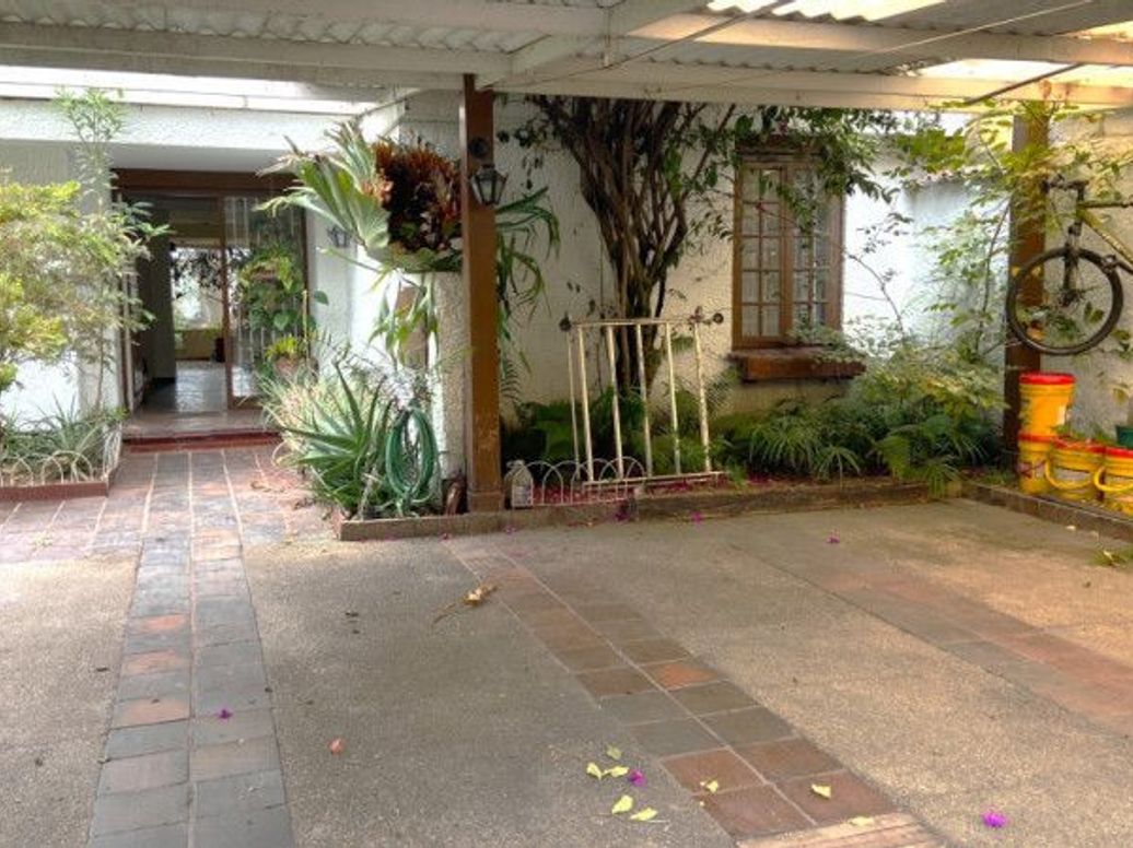 Casa de 4 alcobas en venta en Los Naranjos, Bogotá, 350 m² · foto 2 de 20