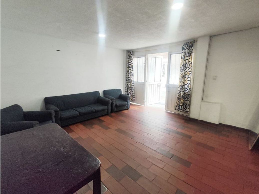 Casa de 7 alcobas en venta en La Laguna, Bogotá, 216 m² · foto 2 de 20