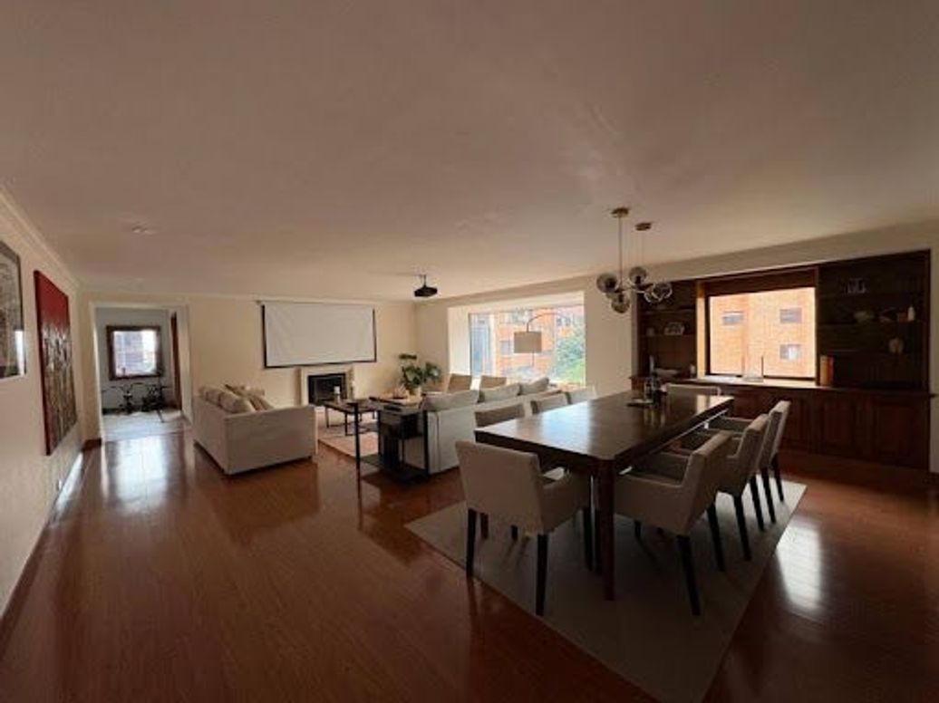 Apartamento de 3 alcobas en venta en Los Rosales, Bogotá, 262 m² · foto 2 de 20