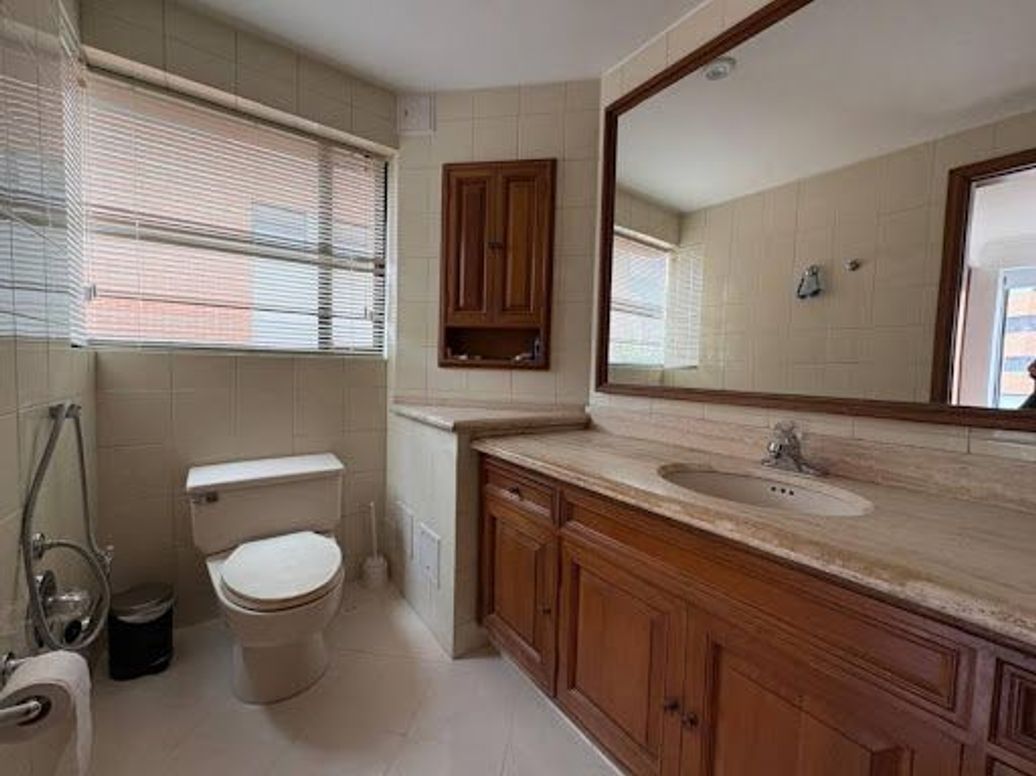 Apartamento de 3 alcobas en venta en Los Rosales, Bogotá, 262 m² · foto 15 de 20