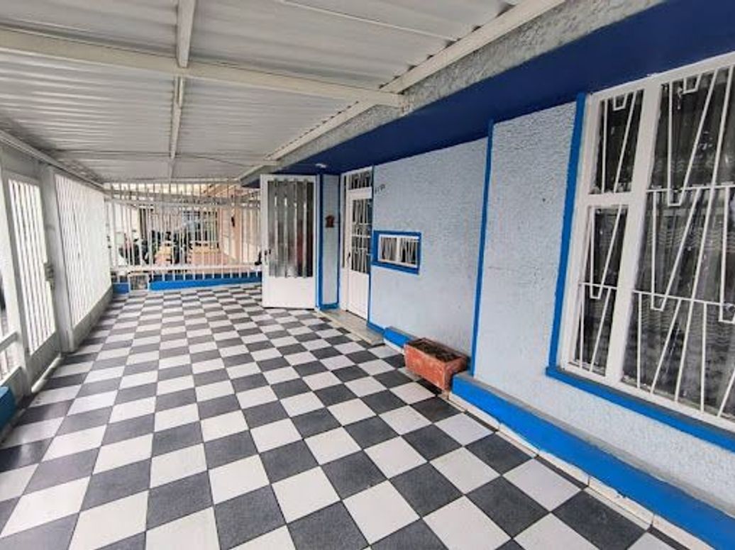 Casa de 5 alcobas en venta en Normandía, Bogotá, 274 m² · foto 2 de 20