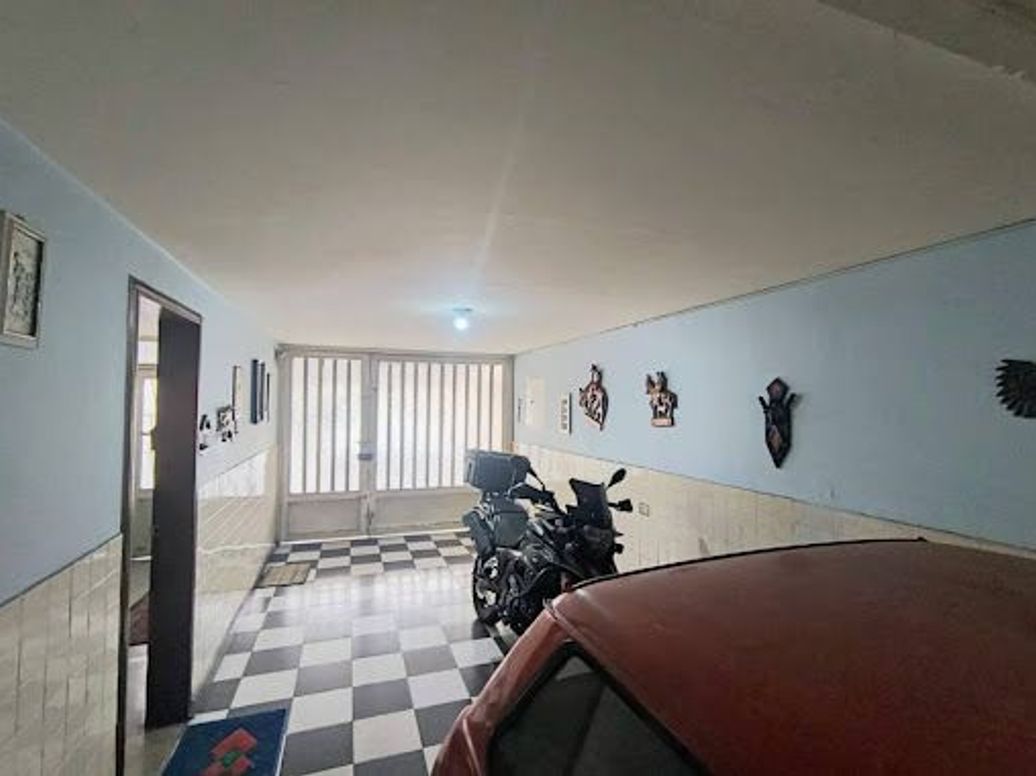 Casa de 5 alcobas en venta en Normandía, Bogotá, 274 m² · foto 3 de 20