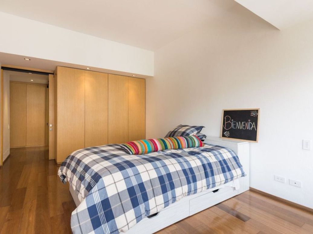 Apartamento de 3 alcobas en venta en El Refugio, Bogotá, 159 m² · foto 5 de 16