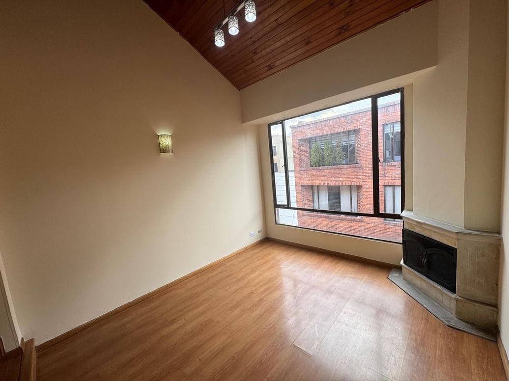 Apartamento de 4 alcobas en venta en Santa Barbara Central, Bogotá, 176 m² · foto 2 de 12