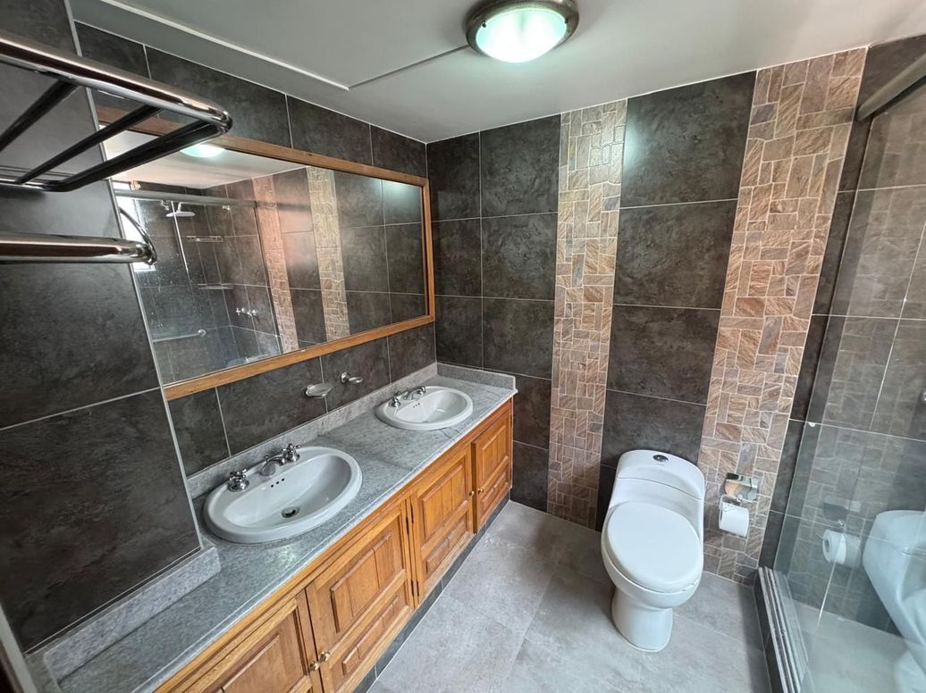 Apartamento de 4 alcobas en venta en Santa Barbara Central, Bogotá, 176 m² · foto 8 de 12
