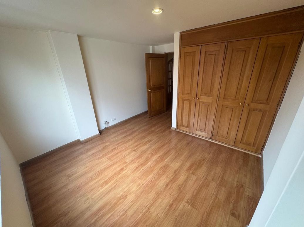 Apartamento de 4 alcobas en venta en Santa Barbara Central, Bogotá, 176 m² · foto 9 de 12