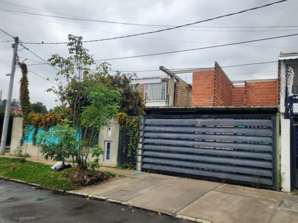 Casa de 4 alcobas en venta en Niza, Bogotá, 450 m² · foto 2 de 13