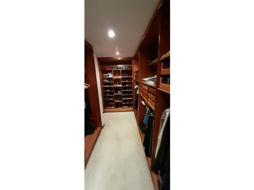 Apartamento de 4 alcobas en venta en Chico, Bogotá, 264 m² · foto 19 de 20