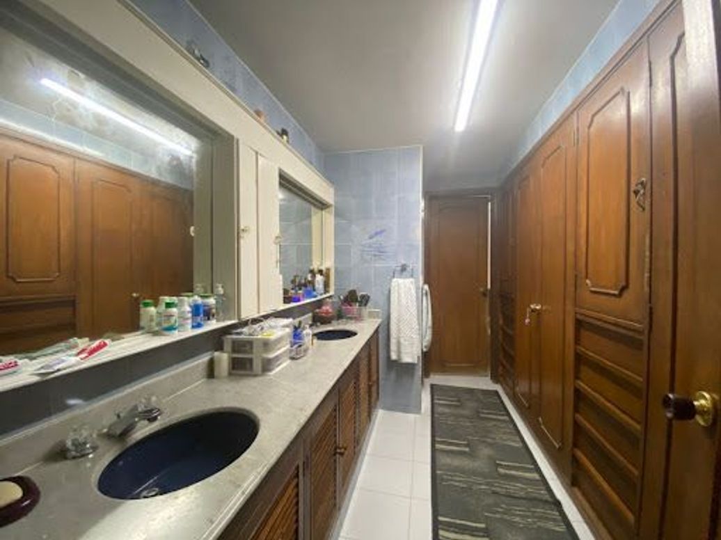 Apartamento de 3 alcobas en venta en Chico, Bogotá, 209 m² · foto 5 de 17