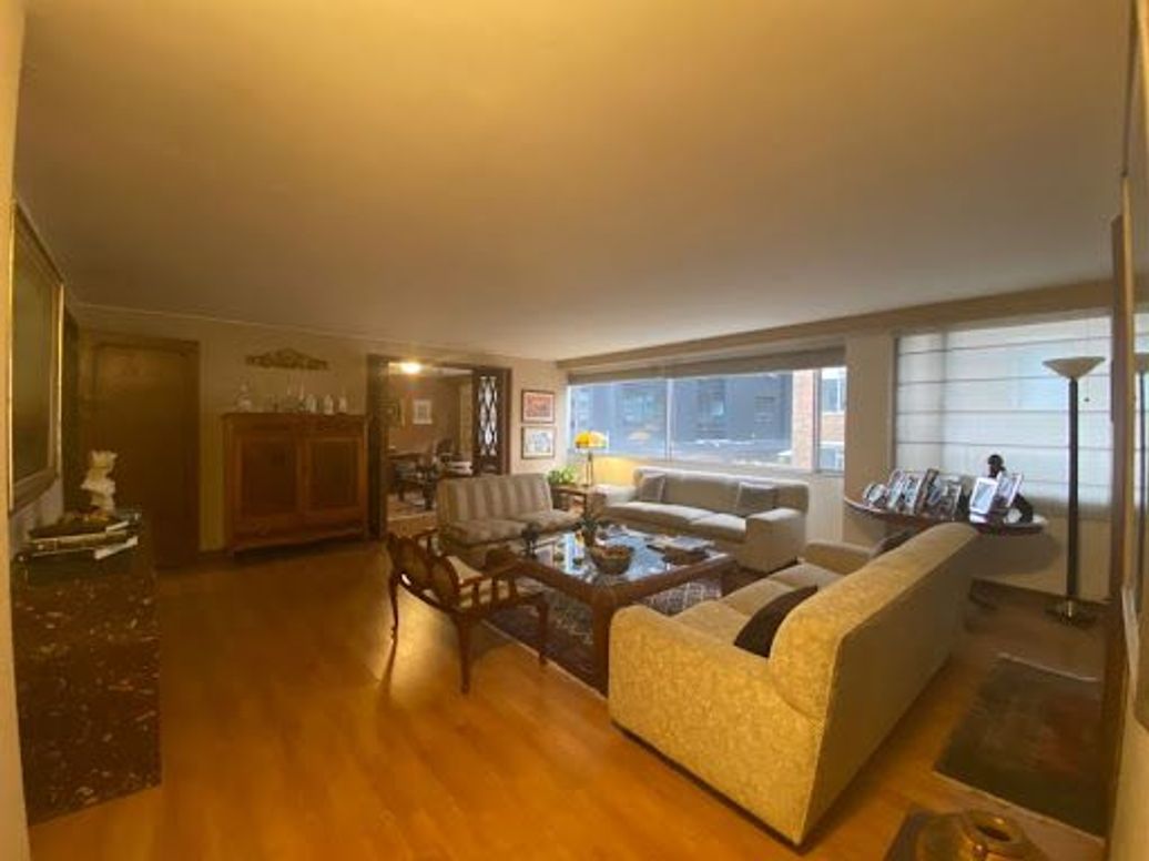 Apartamento de 3 alcobas en venta en Chico, Bogotá, 209 m² · foto 2 de 17