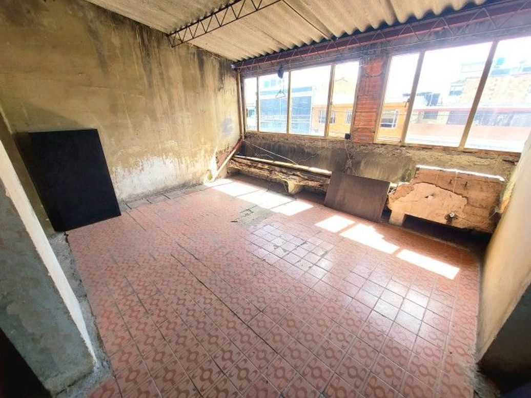 Casa de 7 alcobas en venta en Las Américas, Bogotá, 328 m² · foto 9 de 16