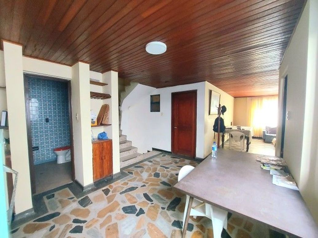 Casa de 7 alcobas en venta en Las Américas, Bogotá, 328 m² · foto 3 de 16