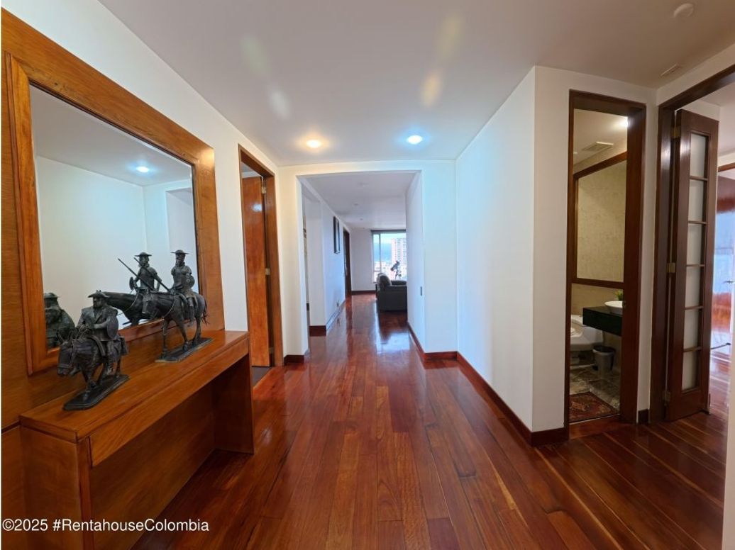 Apartamento de 5 alcobas en venta en Niza, Bogotá, 238 m² · foto 3 de 20