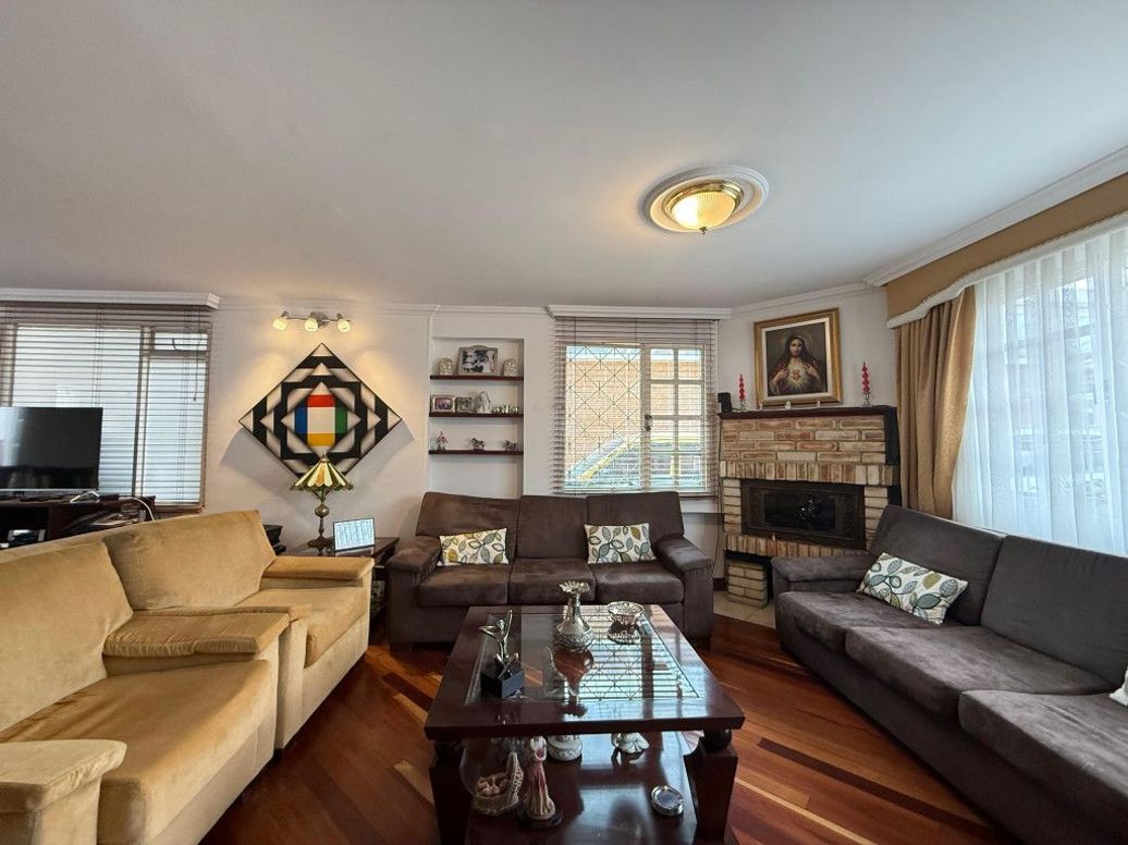 Casa de 4 alcobas en venta en La Esmeralda, Bogotá, 200 m² · foto 2 de 20