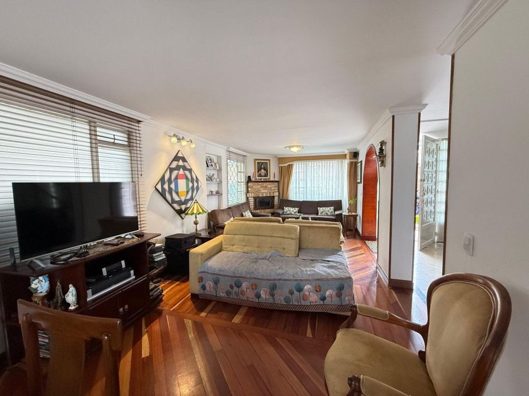 Casa de 4 alcobas en venta en La Esmeralda, Bogotá, 200 m² · foto 3 de 20