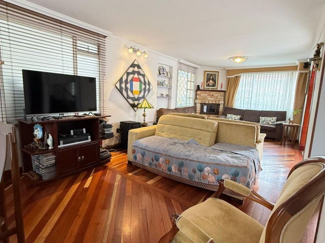 Casa de 4 alcobas en venta en La Esmeralda, Bogotá, 200 m² · foto 5 de 20