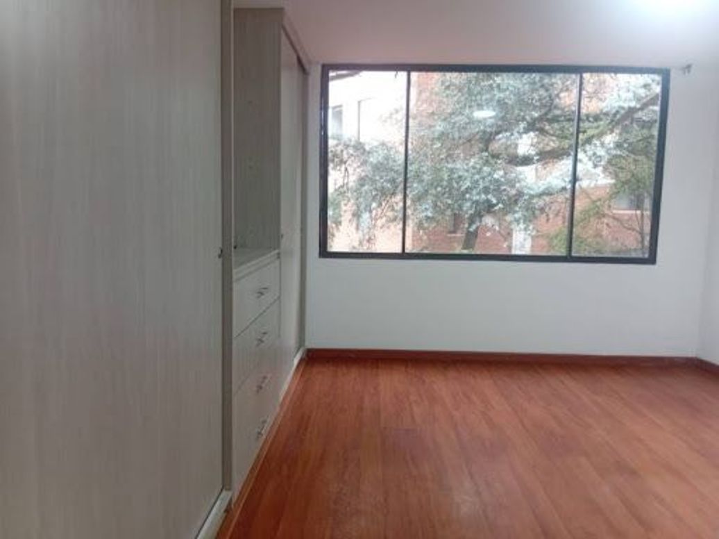Apartamento de 2 alcobas en venta en Los Rosales, Bogotá, 77 m² · foto 4 de 12