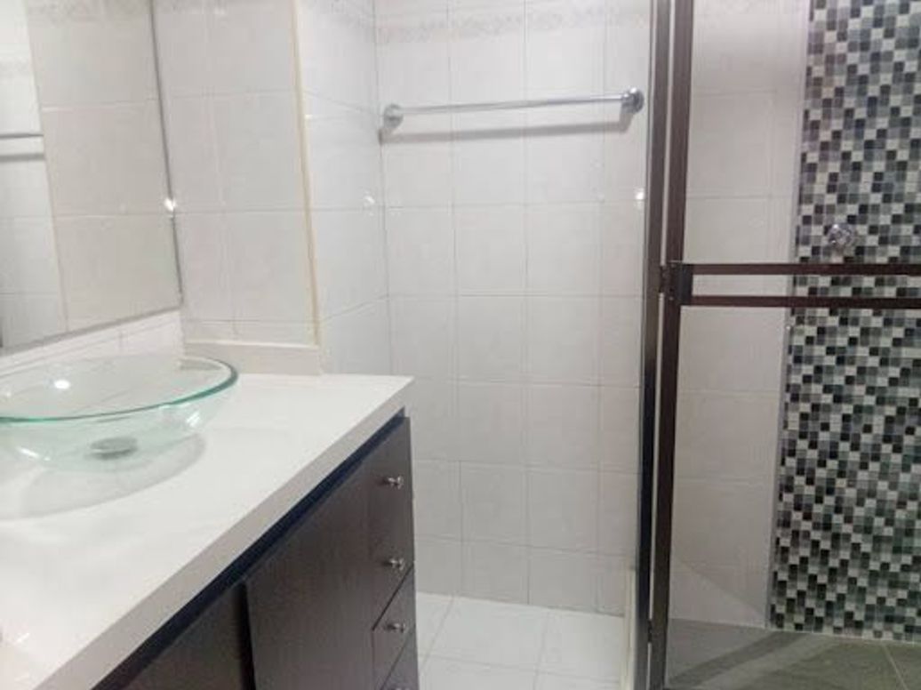 Apartamento de 2 alcobas en venta en Los Rosales, Bogotá, 77 m² · foto 10 de 12