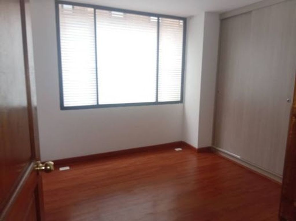 Apartamento de 2 alcobas en venta en Los Rosales, Bogotá, 77 m² · foto 7 de 12