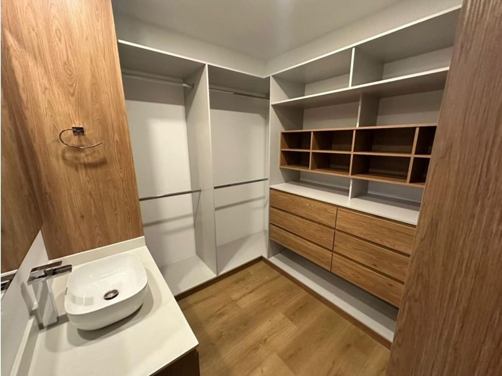 Apartamento de 3 alcobas en venta en Chicó Navarra, Bogotá, 147 m² · foto 9 de 20