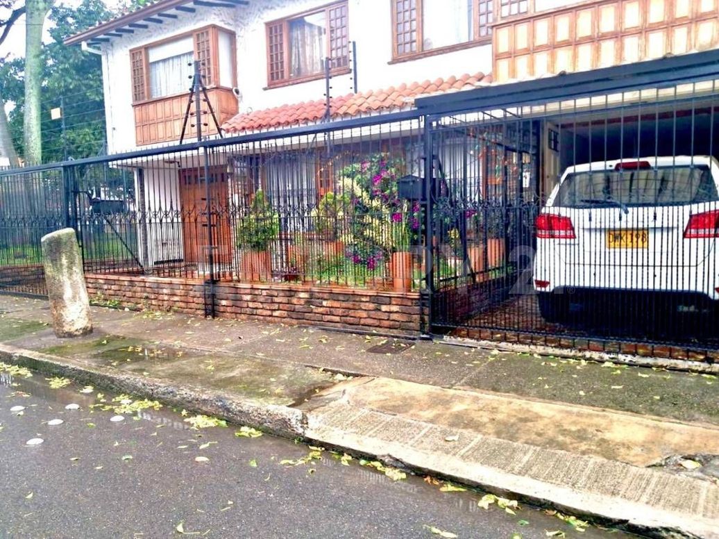 Casa de 4 alcobas en venta en Normandía, Bogotá, 182 m² · foto 2 de 7
