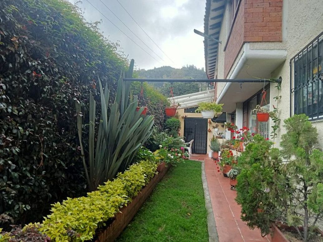 Casa de 3 alcobas en venta en Bella Suiza, Bogotá, 243 m² · foto 2 de 20