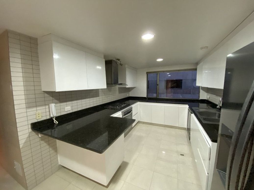 Apartamento de 4 alcobas en venta en La Cabrera, Bogotá, 256 m² · foto 9 de 19