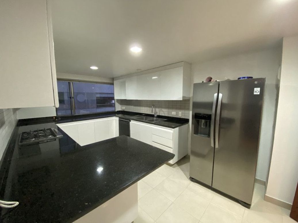 Apartamento de 4 alcobas en venta en La Cabrera, Bogotá, 256 m² · foto 10 de 19