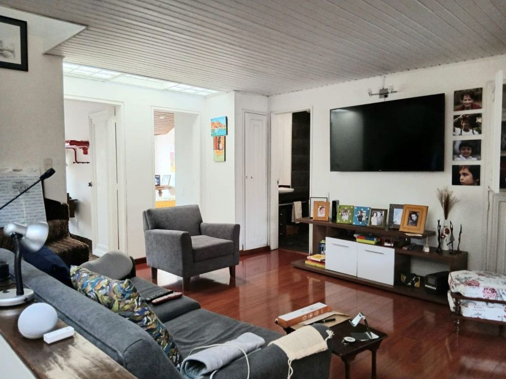 Casa de 3 alcobas en venta en Santa Barbara Central, Bogotá, 322 m² · foto 6 de 12