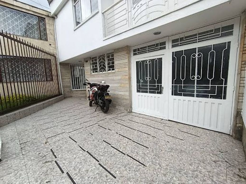 Casa de 7 alcobas en venta en Normandía, Bogotá, 330 m² · foto 3 de 20