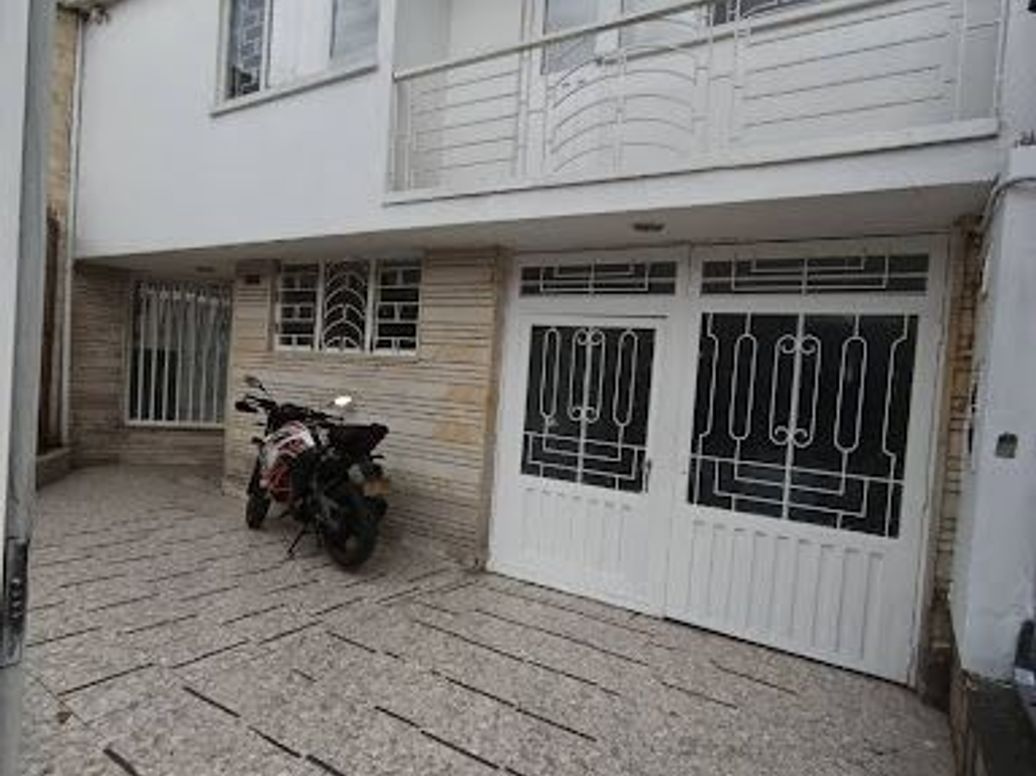 Casa de 7 alcobas en venta en Normandía, Bogotá, 330 m² · foto 2 de 20