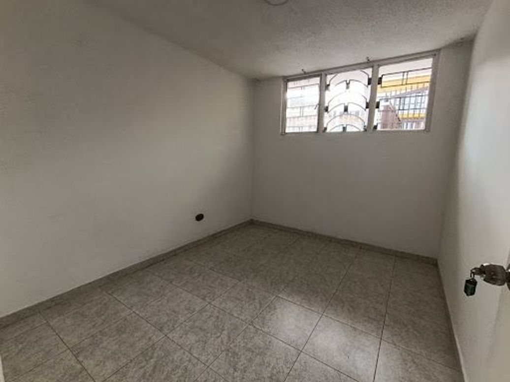 Casa de 7 alcobas en venta en Normandía, Bogotá, 330 m² · foto 7 de 20