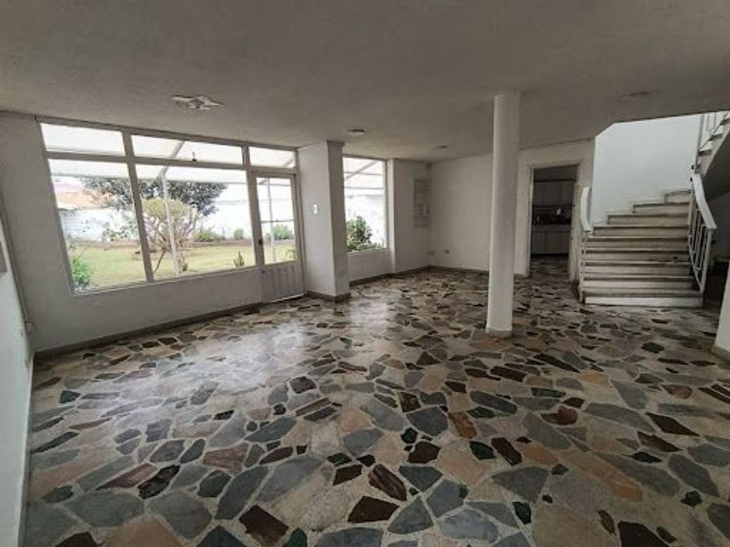 Casa de 7 alcobas en venta en Normandía, Bogotá, 330 m² · foto 5 de 20