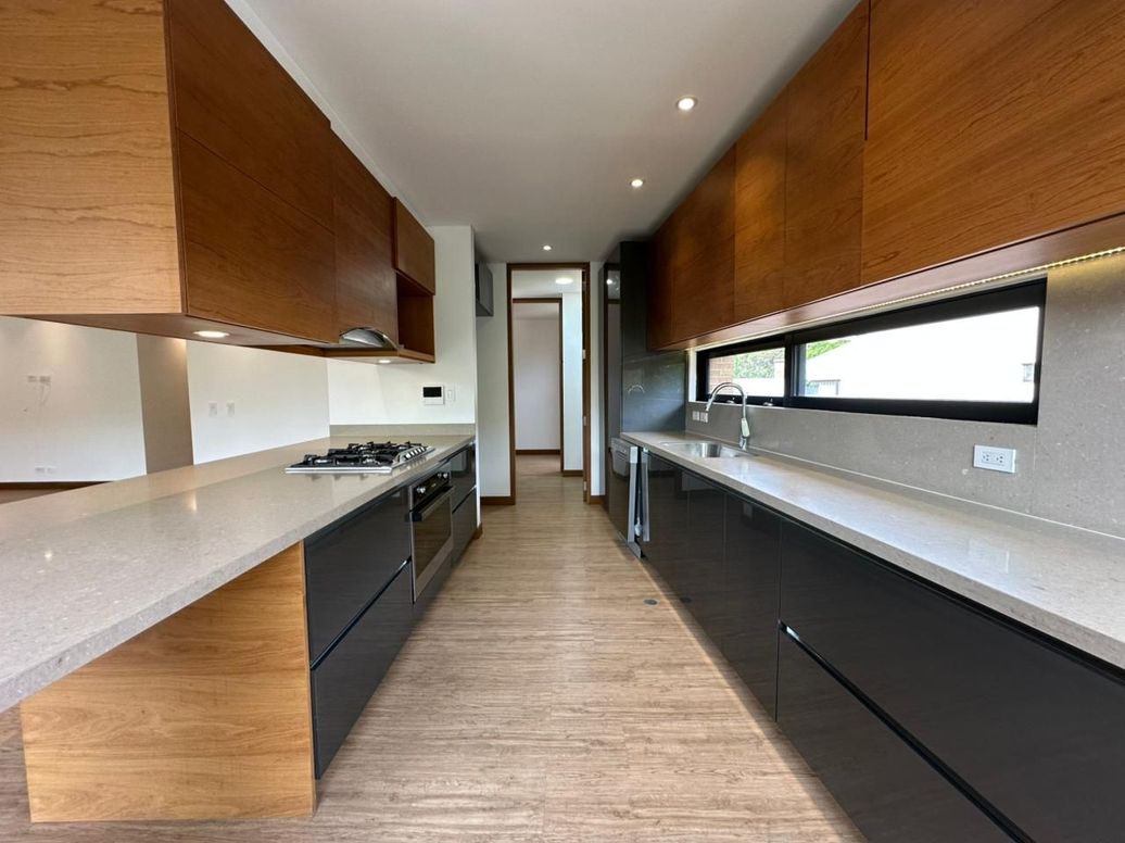 Apartamento de 2 alcobas en venta en Santa Barbara Alta, Bogotá, 181 m² · foto 9 de 16