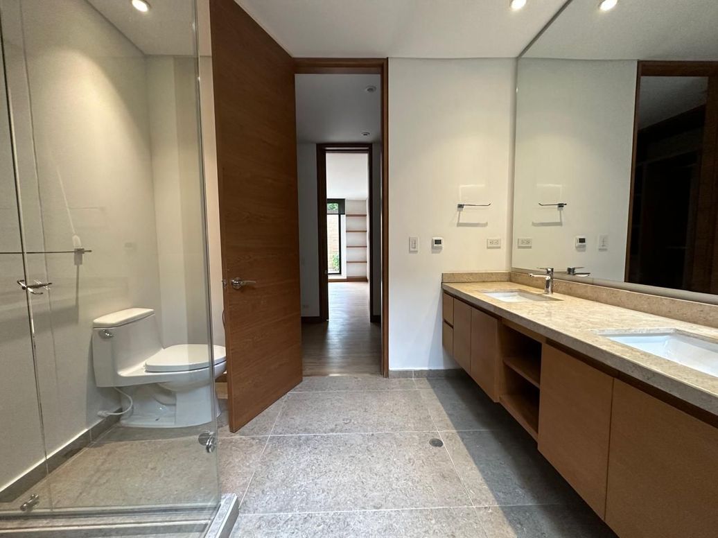 Apartamento de 2 alcobas en venta en Santa Barbara Alta, Bogotá, 147 m² · foto 16 de 19