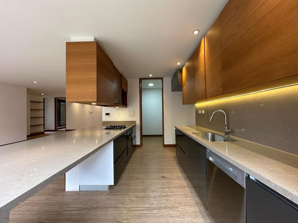 Apartamento de 2 alcobas en venta en Santa Barbara Alta, Bogotá, 147 m² · foto 8 de 19