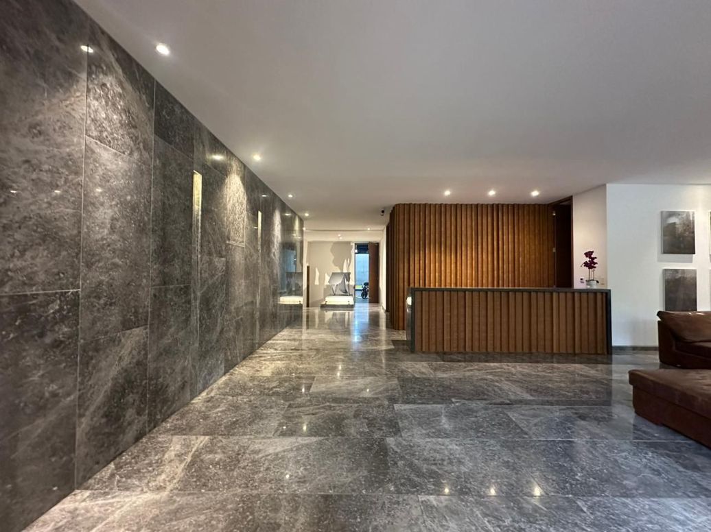 Apartamento de 2 alcobas en venta en Santa Barbara Alta, Bogotá, 145 m² · foto 2 de 13