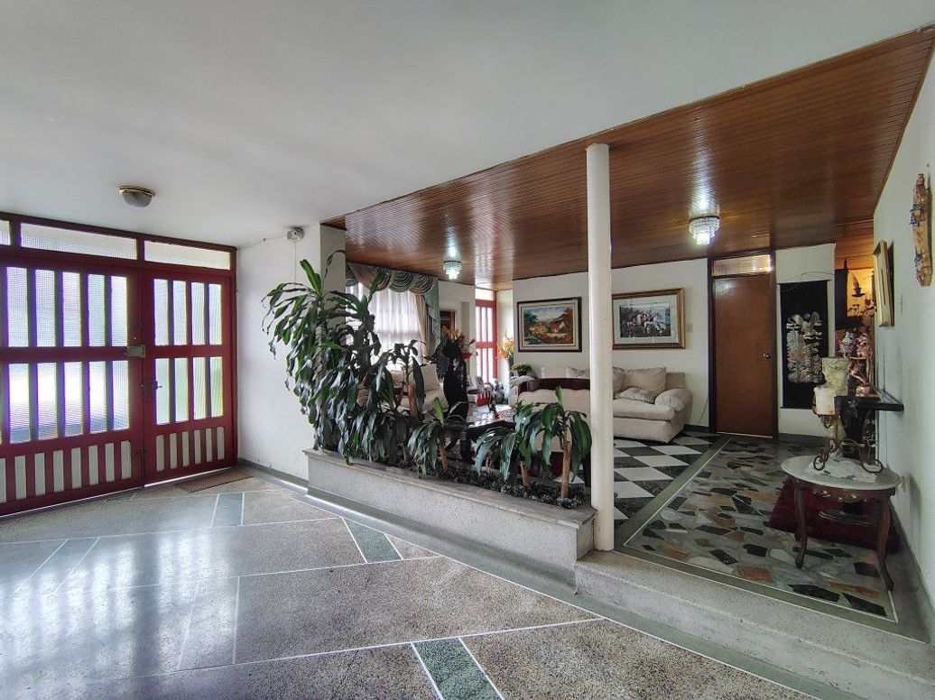 Casa de 5 alcobas en venta en El Salitre, Bogotá, 350 m² · foto 2 de 20