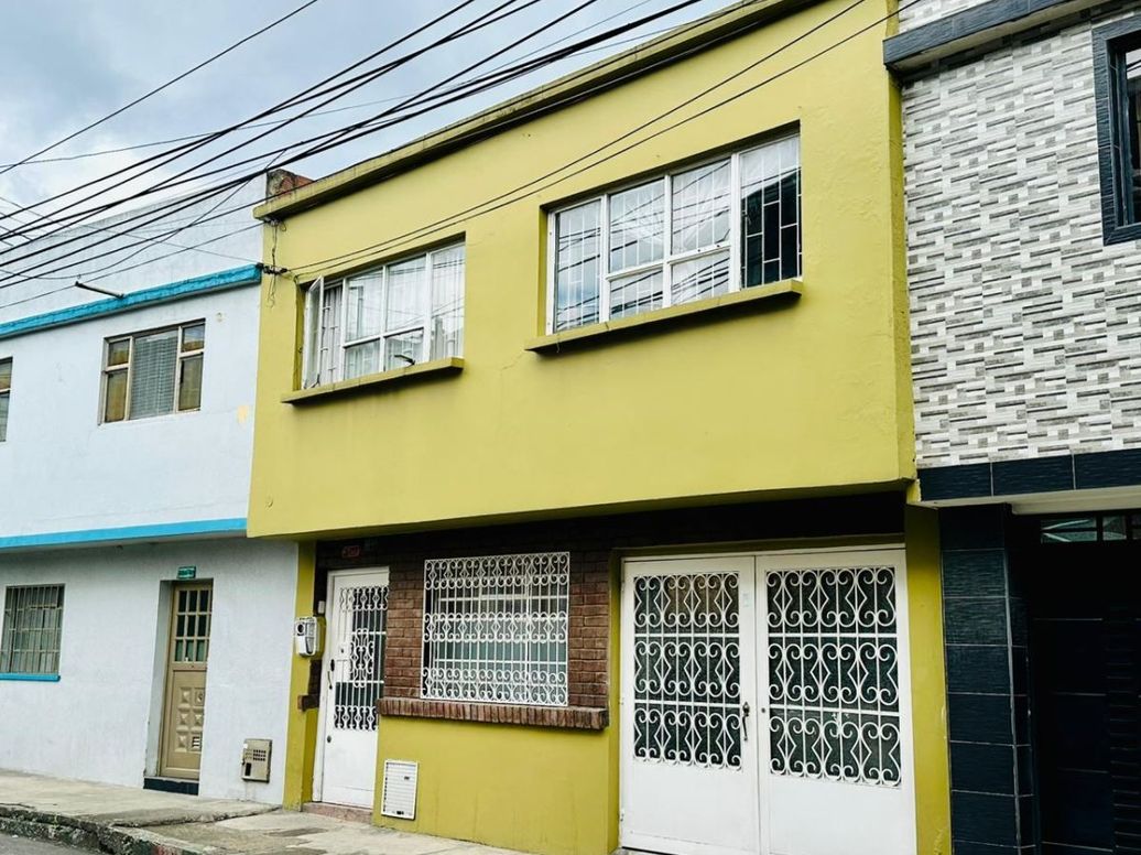 Casa de 4 alcobas en venta en Bellavista Occidental, Bogotá, 234 m² · foto 2 de 20