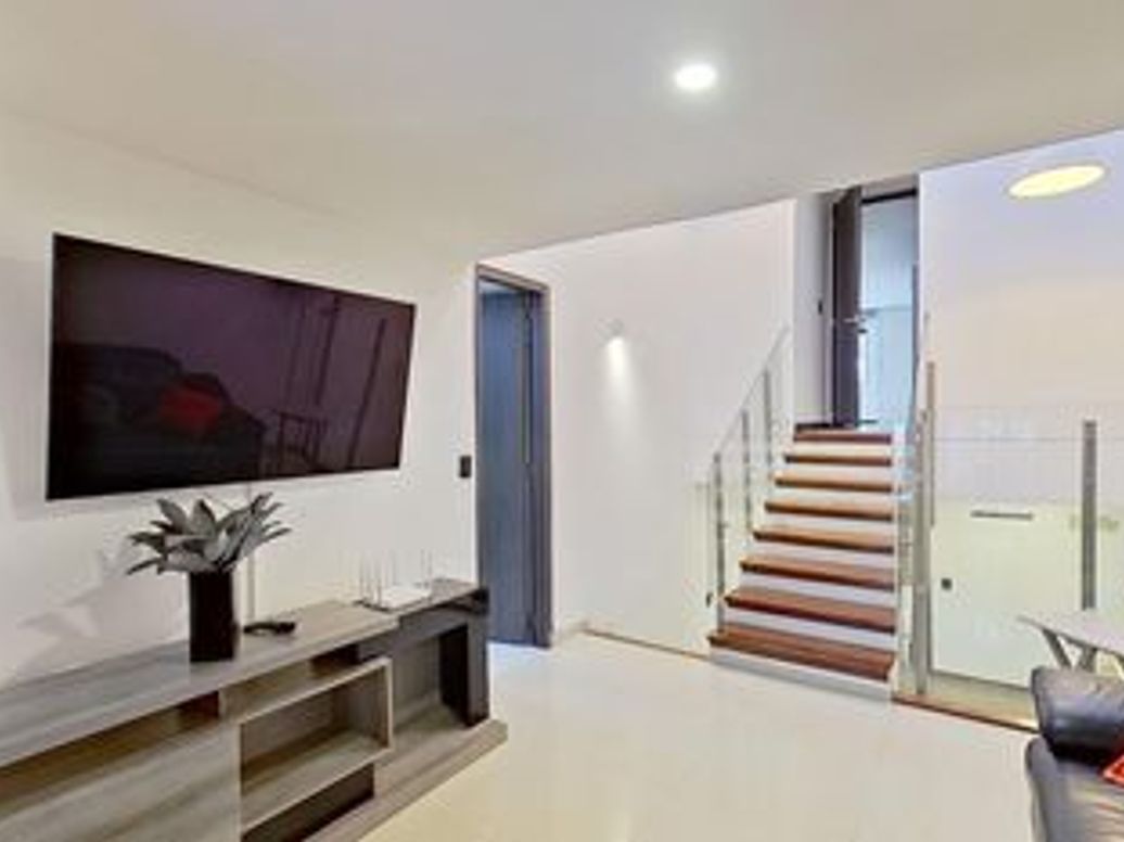 Apartamento de 4 alcobas en venta en Santa Barbara Central, Bogotá, 193 m² · foto 2 de 8