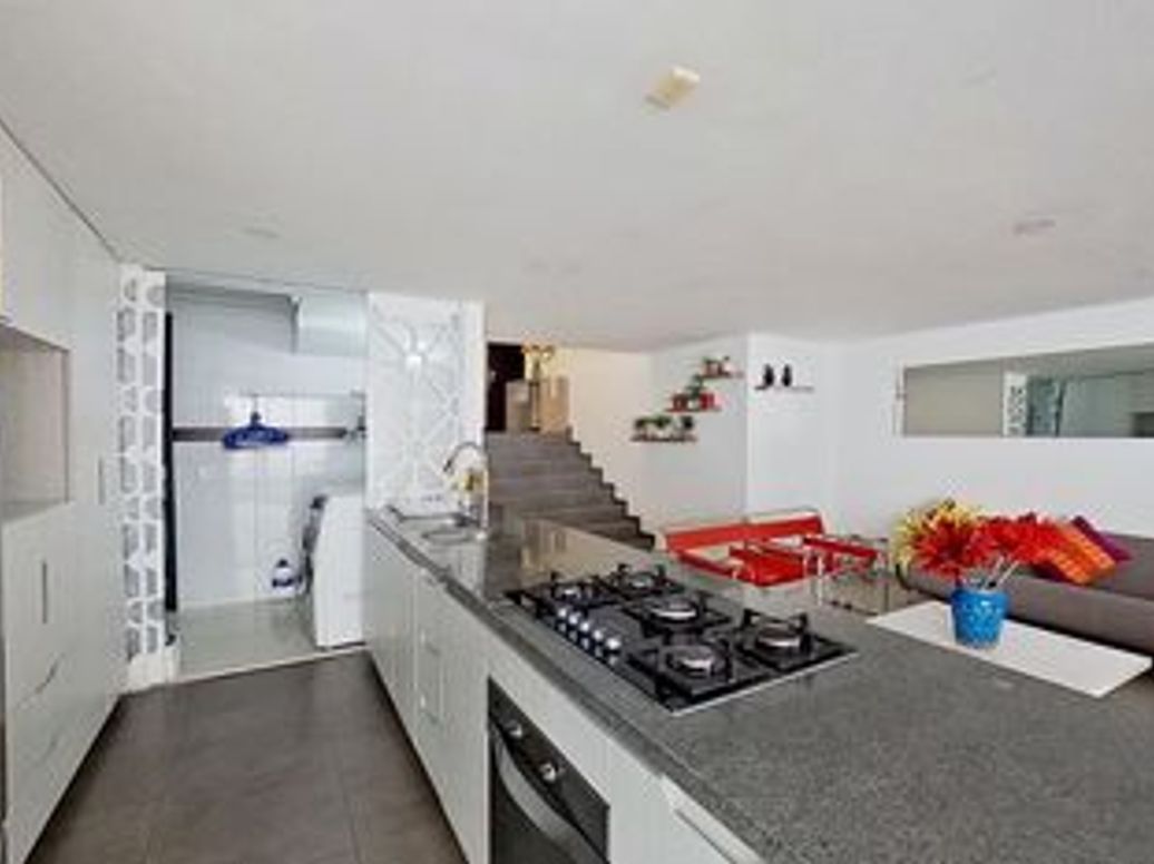 Apartamento de 4 alcobas en venta en Santa Barbara Central, Bogotá, 193 m² · foto 3 de 8