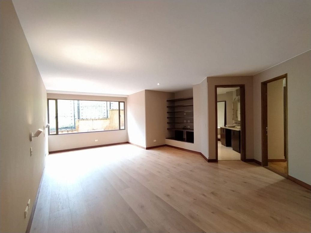 Apartamento de 3 alcobas en venta en Cerros De Santa Barbara, Bogotá, 276 m² · foto 2 de 20