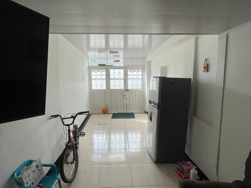 Casa de 4 alcobas en venta en Villas Del Madrigal, Bogotá, 240 m² · foto 2 de 16