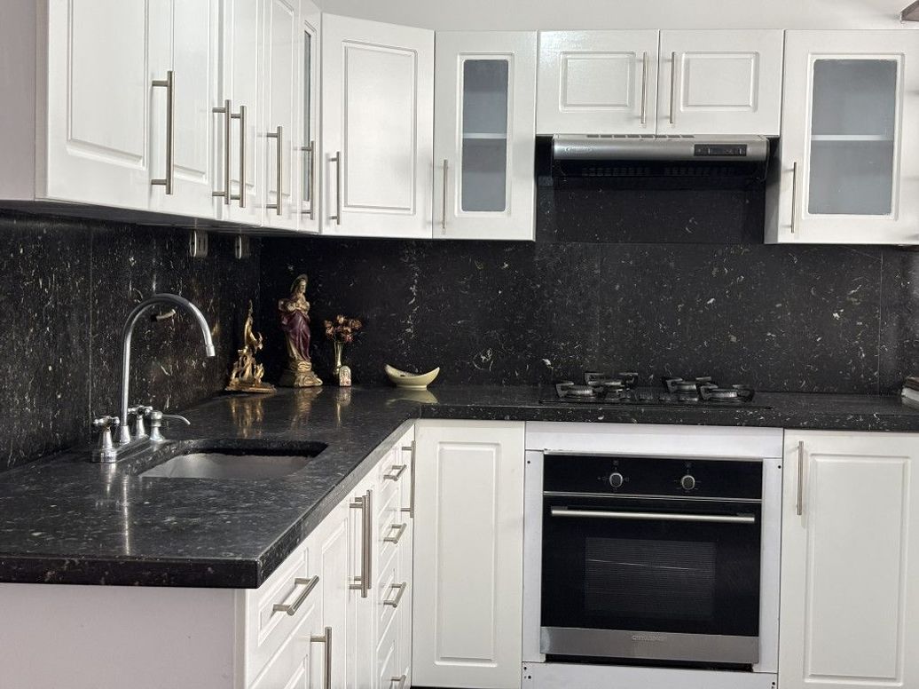 Apartamento de 3 alcobas en venta en Santa Barbara Central, Bogotá, 156 m² · foto 2 de 19