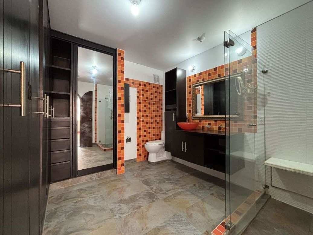 Apartamento de 3 alcobas en venta en Santa Barbara Central, Bogotá, 156 m² · foto 5 de 19