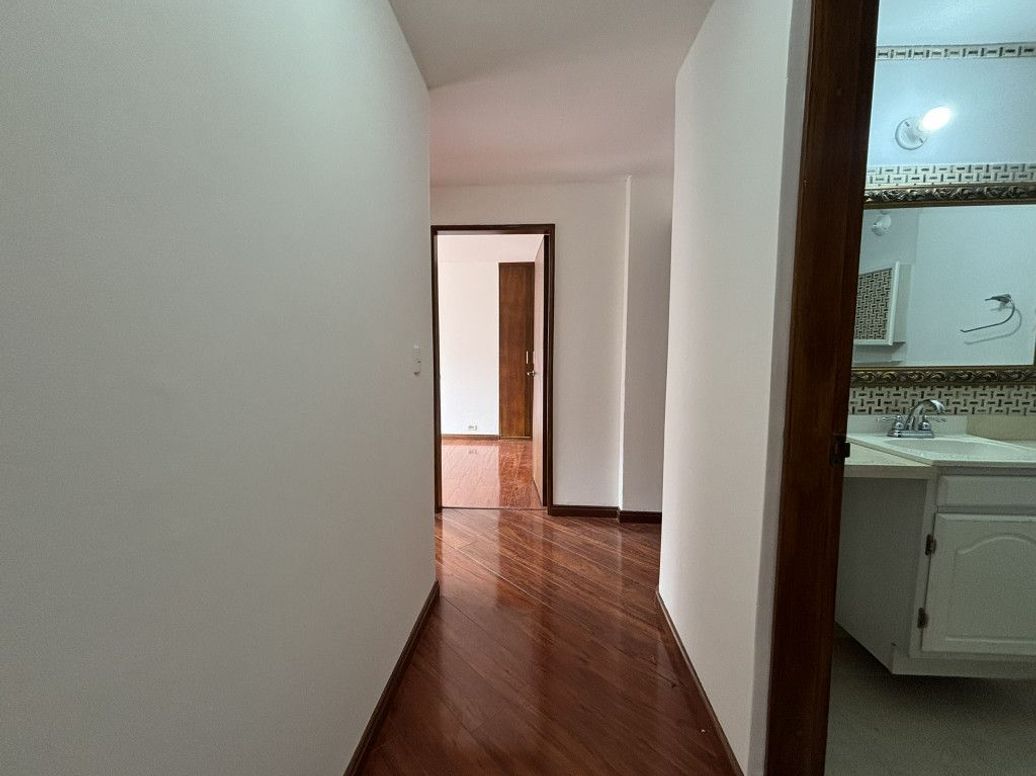 Apartamento de 3 alcobas en venta en Santa Barbara Central, Bogotá, 156 m² · foto 8 de 19